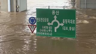 ثمانية أشخاص قتلوا وستةٌ آخرون فقدوا في كوريا الجنوبية جراء الفيضانات التي تسببت بها أمطار غزيرة هطلت على العاصمة سيول يومي الاثنين والثلاثاء، 9 أغسطس 2022.