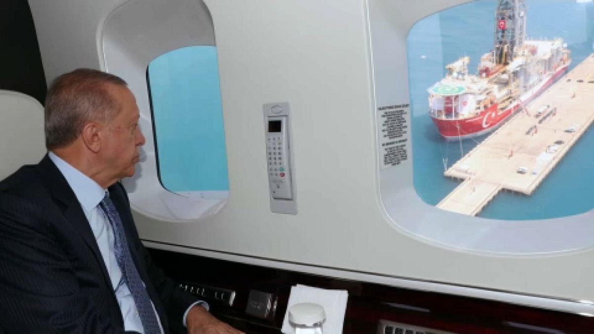 Ο Τούρκος πρόεδρος Ρετζέπ Ταγίπ Ερντογάν πετάει με ελικόπτερο πάνω από το γεωτρύπανο Αμπντούλ Χαμίτ Χαν