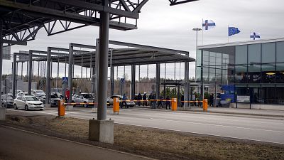 Autók várakoznak a finn-orosz határon