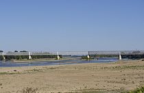 Le lit asséché de la Loire à Saumur, dans l'ouest de la France, le 8 août 2022.