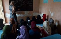 فتيات أفغانيات يتحدين طالبان بارتياد مدارس سرية