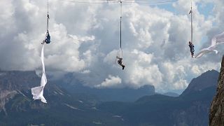 Le week-end dernier, dans les montagnes des Dolomites, un spectacle de danses verticales, d'alpinisme et de musique  live a pris place