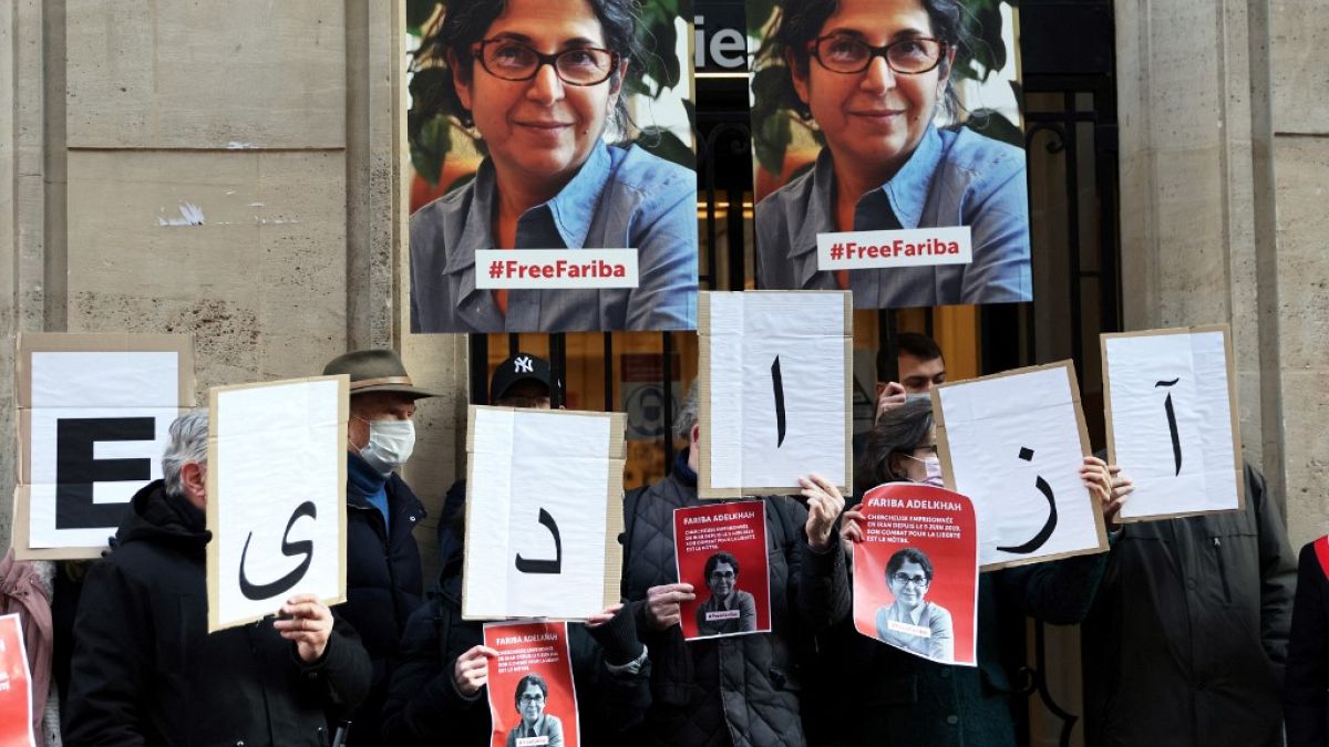 Fariba Adelkah için Paris'te düzenlenen  bir protesto