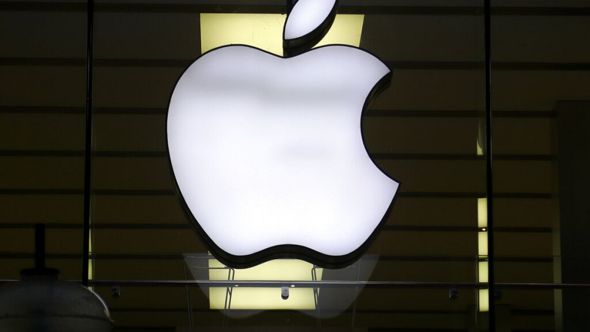 l logo di Apple è illuminato in un negozio nel centro della città di Monaco, in Germania, mercoledì 16 dicembre 2020.