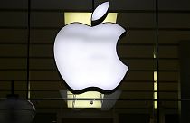 l logo di Apple è illuminato in un negozio nel centro della città di Monaco, in Germania, mercoledì 16 dicembre 2020.