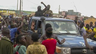 Az iszlamisták ellen küzdő katonákat üdvözlik az emberek Katiban, július végén