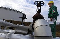 Ein Ingenieur an der Öl-Pipeline Druschba, die durch mehrere Länder führt, an einer Raffineriestation in Ungarn