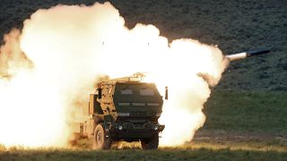 مصنّة إطلاق صواريخ  من طراز "هيمارس" الأمريكية مثبتة على شاحنة، وقد تلقت أوكرانيا 12 منصة منها وتم استخدامها لضرب مستودعات الذخيرة الروسية.
