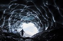 Az olvadó gleccser egy jégbarlangot tárt fel a svájci Vaettisben. A kép illusztráció, nem a cikkben szereplő helyszín.