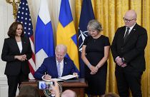 Präsident Joe Biden unterzeichnet die Ratifizierungsurkunden für die Beitrittsprotokolle zum Nordatlantikvertrag für Finnland und Schweden, 09.08.2022