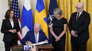Präsident Joe Biden unterzeichnet die Ratifizierungsurkunden für die Beitrittsprotokolle zum Nordatlantikvertrag für Finnland und Schweden, 09.08.2022