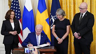 Biden bei der Unterzeichnung der Beitrittsprotokolle für die Norderweiterung der Nato