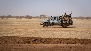 جنود من بوركينا فاسو يقومون بدورية على متن شاحنة صغيرة على الطريق من دوري إلى مخيم غوديبو للاجئين. 2020/02/03