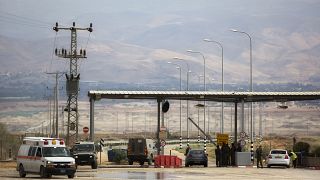 مدخل معبر الملك حسين الحدودي الرئيسي للفلسطينيين من الضفة الغربية حيث يتحول المسافرين إلى الأردن المجاور وما وراءه. 10 مارس 2014.