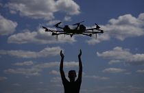 Un ucraino lancia un drone