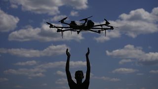 Un ucraino lancia un drone