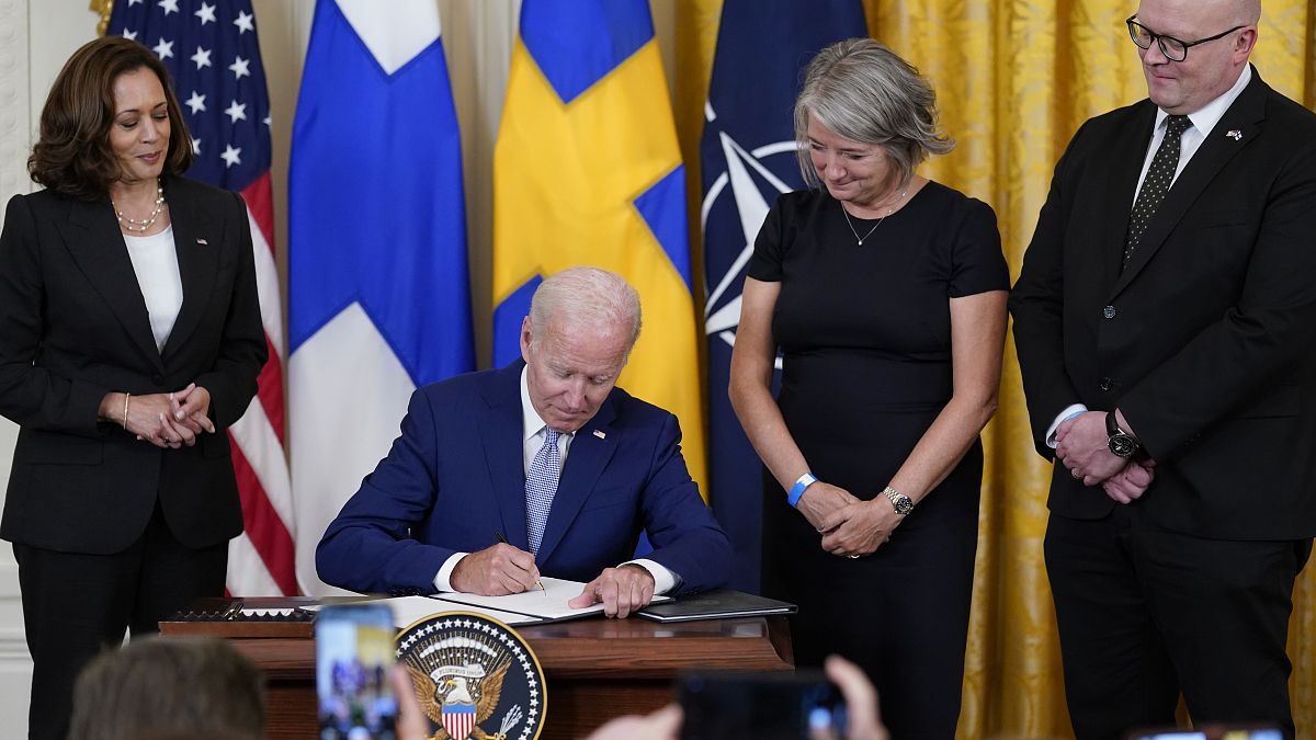 الرئيس جو بايدن يوقع على صكوك التصديق على بروتوكولات انضمام مملكة السويد إلى حلف شمال الأطلسي في واشنطن. 2022/08/09