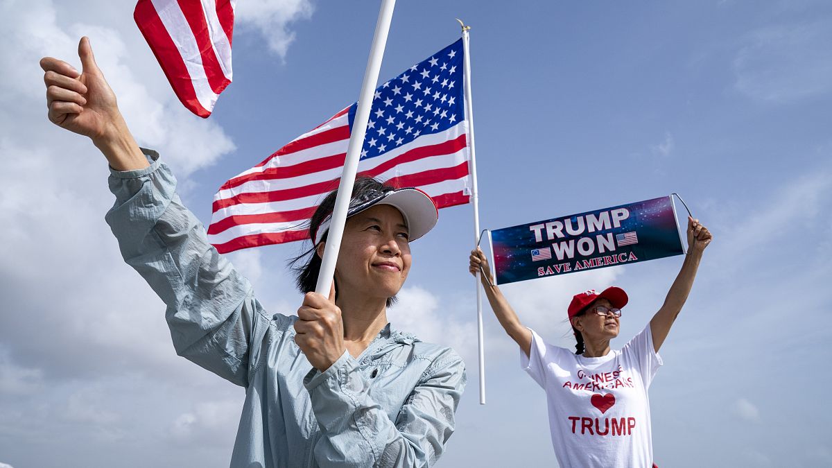 Los partidarios de Trump cerca de su residencia, Mar-a-Lago, en Palm Beach, Florida, el 9 de agosto de 2022.
