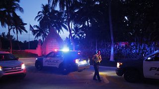 Rendőrautók Donald Trump volt amerikai elnök floridai rezidenciájának bejárata előtt Palm Beachben 2022. augusztus 8-án.