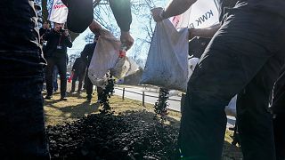 Mineros polacos asisten a una protesta para exigir a Alemania que deje de importar carbón, petróleo y gas rusos frente a la embajada alemana en Varsovia, 24/03/2022