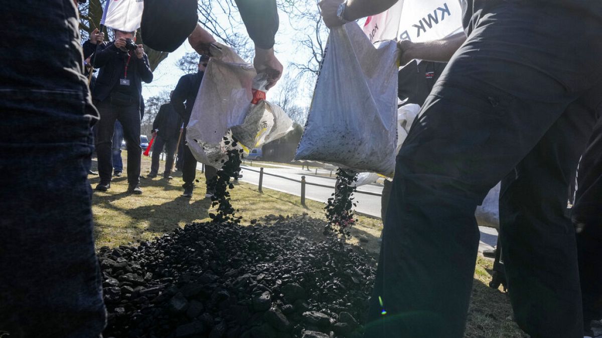 Des mineurs polonais manifestent pour demander à l'Allemagne de cesser d'importer du charbon, du pétrole et du gaz russes à Varsovie, le 24 mars 2022.