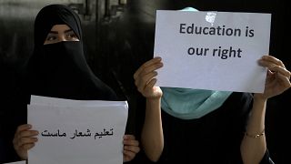 فتيات أفغانيات يحملن ملصقات تطالب بالحق في التعليم في مدرسة سرية في كابول، أفغانستان