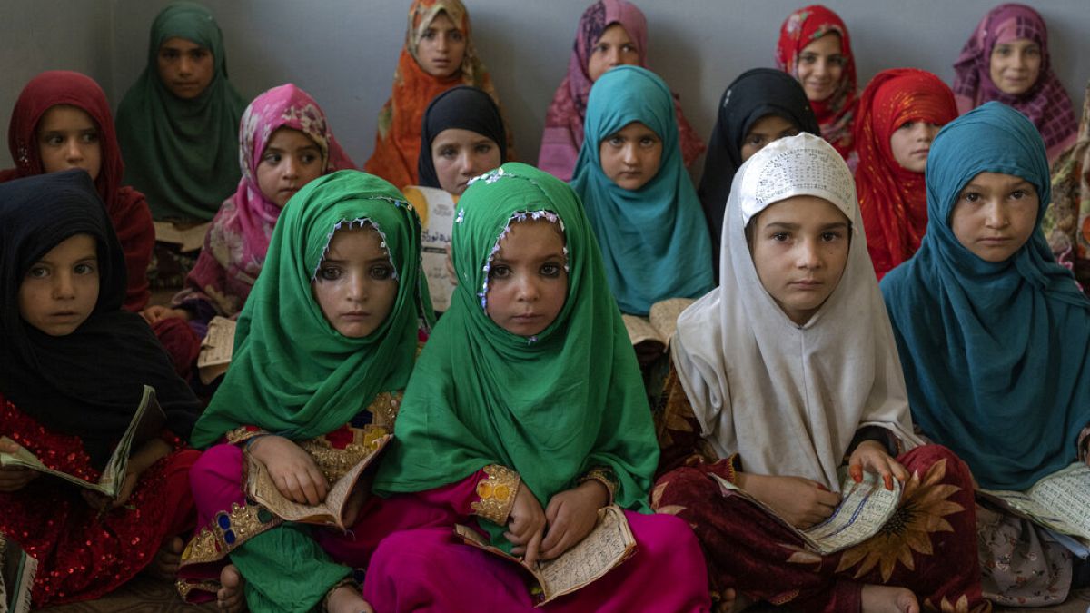 Általános iskolás afgán kislányok
