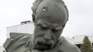 Megrongálódott szobor Ukrajnában