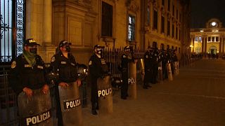 Policías junto al Palacio de Gobierno en Lima, Perú