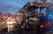 Imágen de unos de los vehículos incendiados, tomada por la Protección civil y bomberos de Zapopan