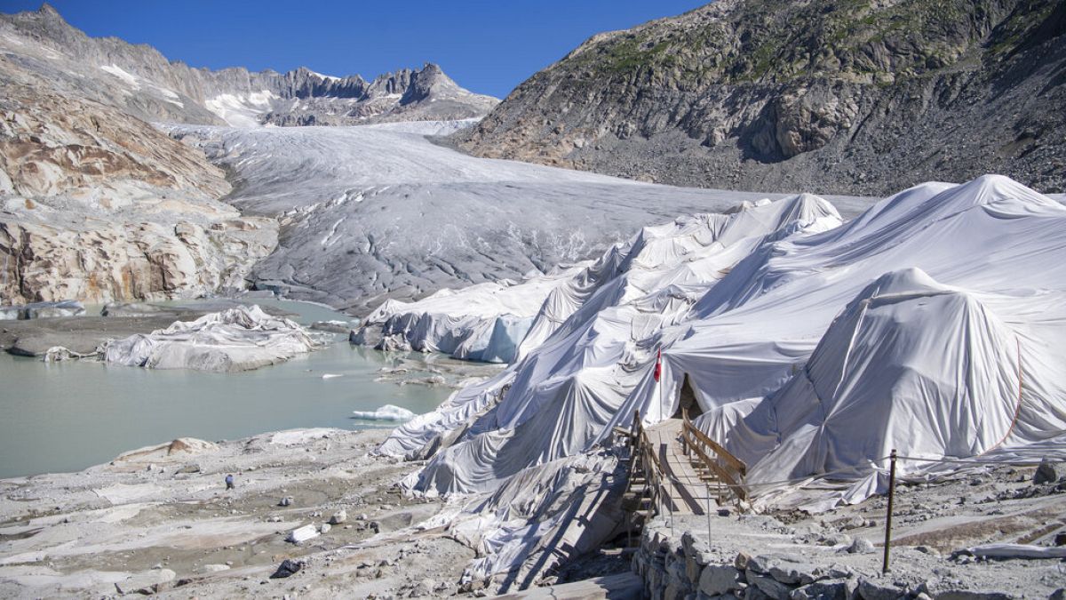 İsviçre Alpleri'nde eriyen buzullar insan kalıntıları ve bir uçak enkazını ortaya çıkardı