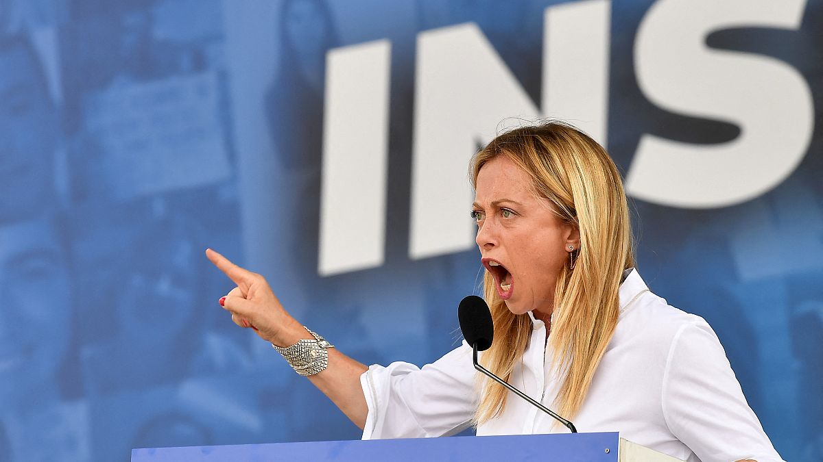 زعيمة حزب "إخوة إيطاليا" جورجيا ميلوني، الحزب الأوفر حظاً بالفوز بأكبر عدد من المقاعد في مجلسي البرلمان في الانتخابات التشريعية المقررة في سبتمبر القادم.