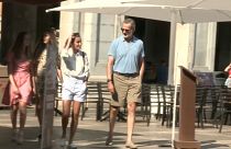 La reina Letizia de España paseando con su familia