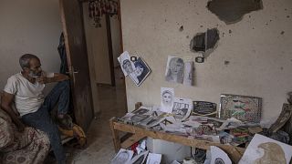 داخل غرفتها ـ مرسمها، يجلس عدنان والد الرسّامة الفلسطينية الشابة دنيانا العمور التي قتلت في منزلها بخانيونس بقذيفة إسرائيلية، 5أغسطس 2022.