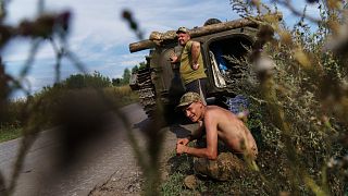 جنود أوكرانيون ينتظرون مع دبابتهم بعد مواجهة مشاكل ميكانيكية على طريق ريفي بالقرب من كراماتورسك، منطقة دونيتسك، شرق أوكرانيا، الأربعاء 10 أغسطس 2022