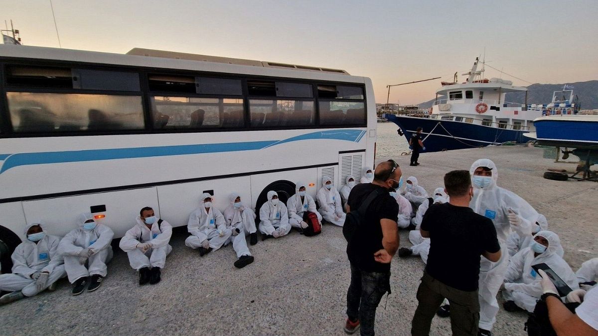 A görögországi Kos sziget kikötőjében egy mentőakció után 2022. augusztus 10-én, szerdán.