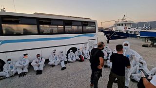 A görögországi Kos sziget kikötőjében egy mentőakció után 2022. augusztus 10-én, szerdán.