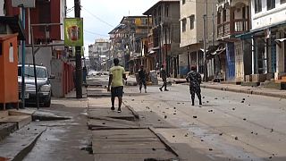 Deux policiers tués et couvre-feu instauré en Sierra Leone