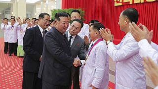 Kuzey Kore lideri Kim Jong Un sağlık çalışanları ile bir araya geldi