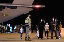 عائلات أفغانية تهبط في قاعدة توريخون دي أردوز الجوية العسكرية، في شرق مدريد، إسبانيا.