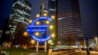 Um homem passa pela escultura do Euro em Frankfurt, Alemanha, 11 de Março de 2021. 