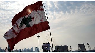 شباب يرفعون العلم اللبناني 