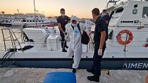 هذه الصورة التي نشرها خفر السواحل اليوناني وهي لمهاجرين يصلون إلى ميناء في جزيرة كوس الواقعة جنوب شرق بحر إيجة، اليونان، بعد عملية إنقاذ تمت يوم الأربعاء، 10 أغسطس 2022.