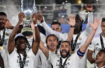 Les joueurs du Real Madrid soulèvent leur 1er trophée de la saison.