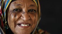 سيدة سودانية تحمل ندوبًا على وجهها في قرية أم مغد بالقرب من الخرطوم في السودان. 