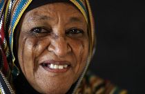 سيدة سودانية تحمل ندوبًا على وجهها في قرية أم مغد بالقرب من الخرطوم في السودان. 