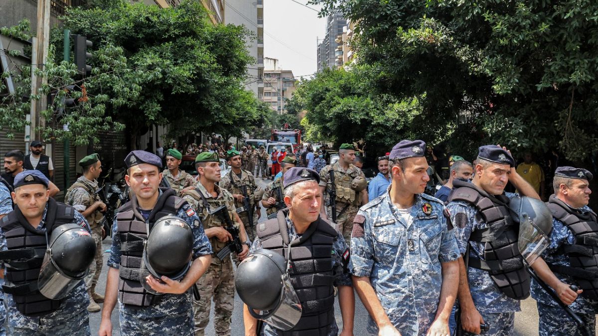 عناصر من الجيش اللبناني خارج فرع "البنك الفيدرالي" في العاصمة اللبنانية بيروت.