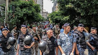 عناصر من الجيش اللبناني خارج فرع "البنك الفيدرالي" في العاصمة اللبنانية بيروت.