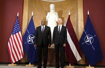 A sinistra il segretario alla Difesa Usa con il suo omologo lettone