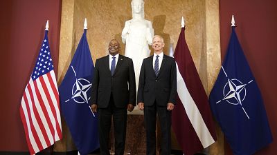 A sinistra il segretario alla Difesa Usa con il suo omologo lettone